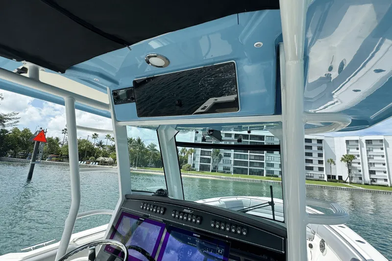 Slide: The Image of Boston Whaler 330 Outrage 2026 - 22