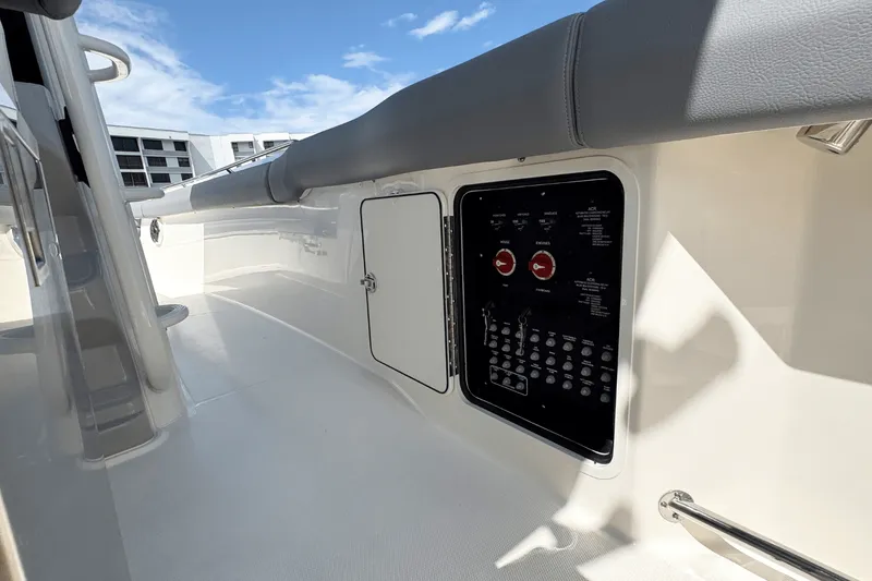 Slide: The Image of Boston Whaler 330 Outrage 2026 - 23
