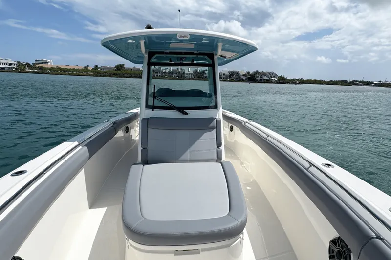 Slide: The Image of Boston Whaler 330 Outrage 2026 - 25