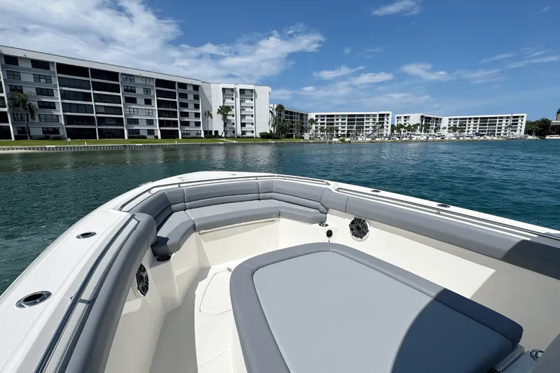 Slide: The Image of Boston Whaler 330 Outrage 2026 - 27