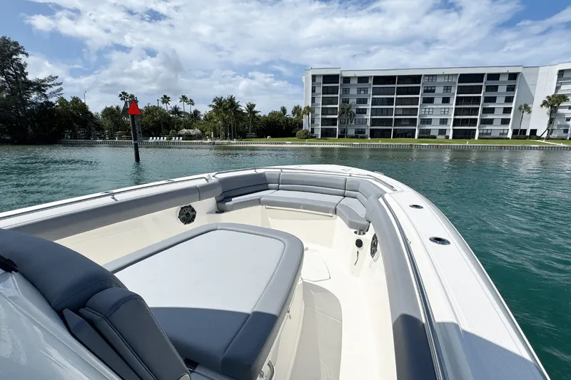 Slide: The Image of Boston Whaler 330 Outrage 2026 - 28