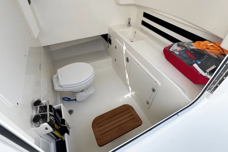 Slide: The Image of Boston Whaler 330 Outrage 2026 - 31