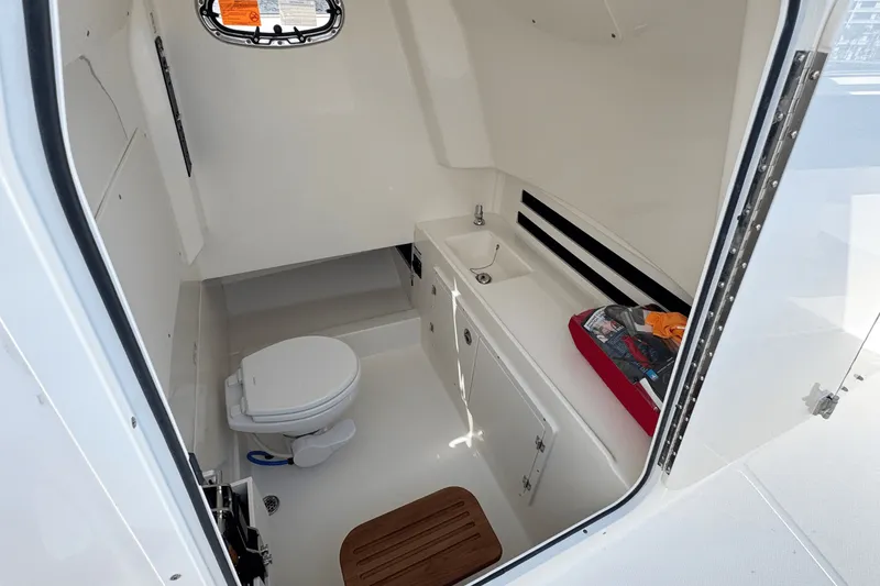 Slide: The Image of Boston Whaler 330 Outrage 2026 - 32