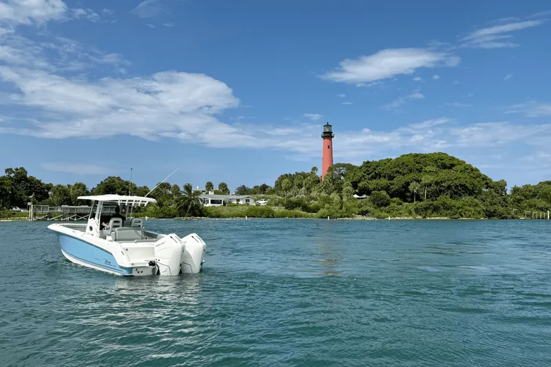 Slide: The Image of Boston Whaler 330 Outrage 2026 - 4