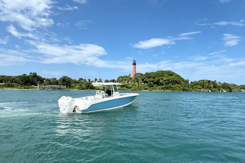 Slide: The Image of Boston Whaler 330 Outrage 2026 - 5