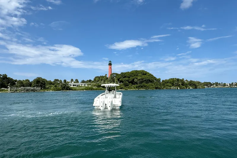 Slide: The Image of Boston Whaler 330 Outrage 2026 - 6