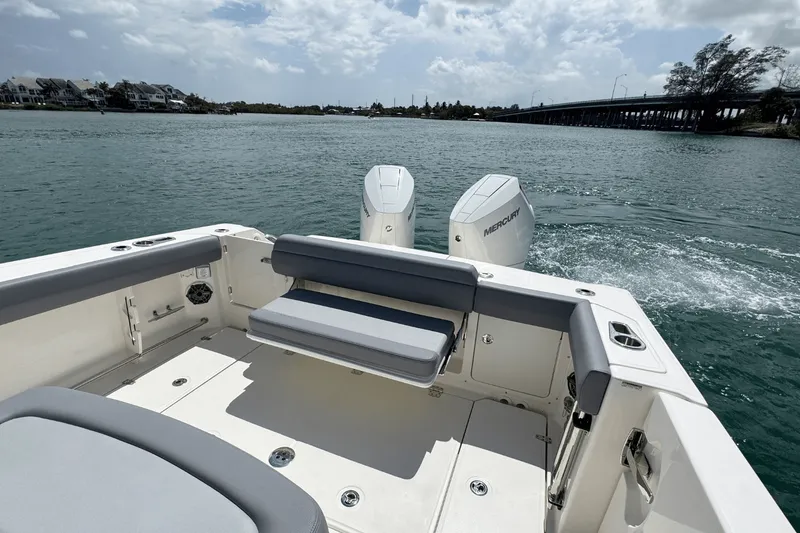 Slide: The Image of Boston Whaler 330 Outrage 2026 - 7