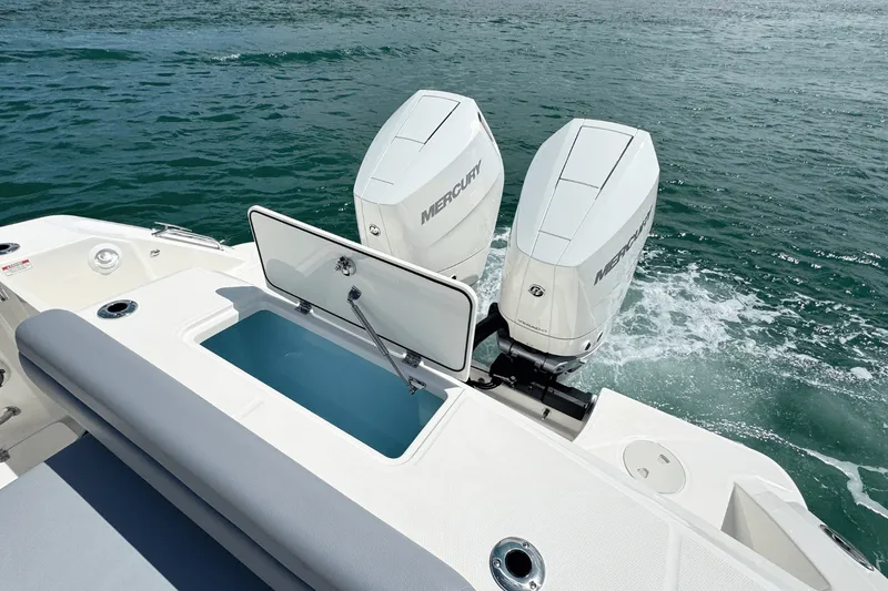 Slide: The Image of Boston Whaler 330 Outrage 2026 - 9