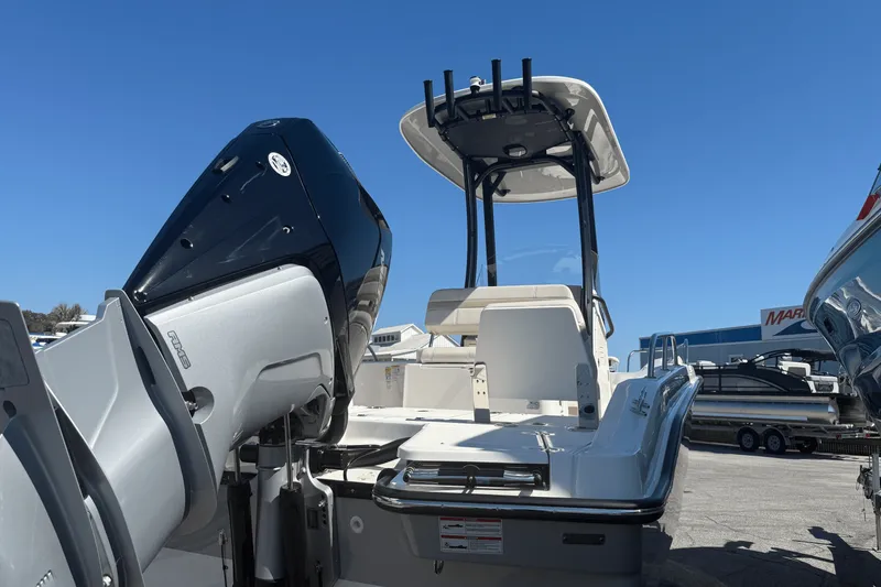Slide: The Image of Boston Whaler 250 Dauntless 2026 - 10