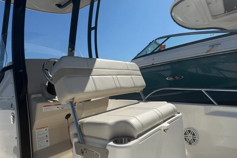Slide: The Image of Boston Whaler 250 Dauntless 2026 - 16