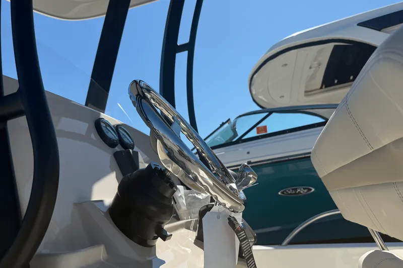 Slide: The Image of Boston Whaler 250 Dauntless 2026 - 18