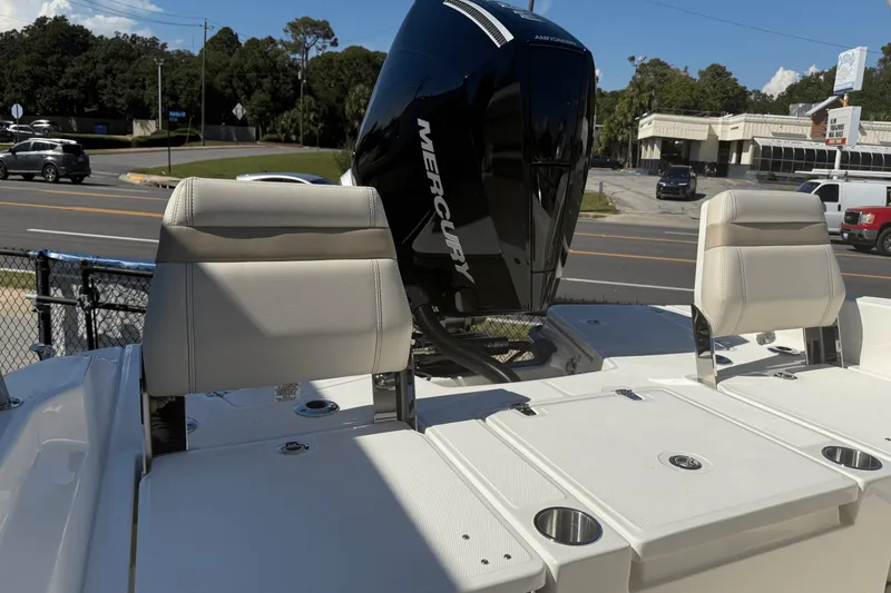Slide: The Image of Boston Whaler 250 Dauntless 2026 - 25