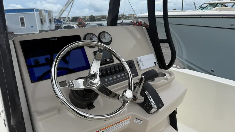 Slide: The Image of Boston Whaler 250 Dauntless 2026 - 30