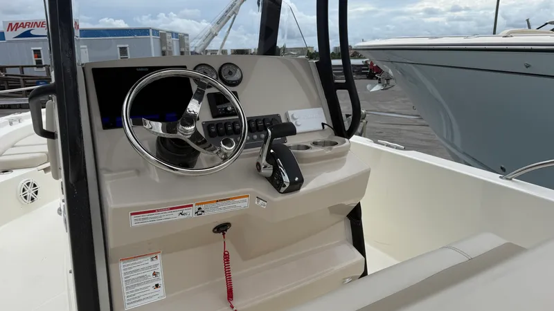Slide: The Image of Boston Whaler 250 Dauntless 2026 - 31