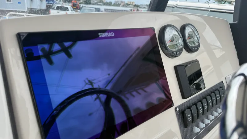 Slide: The Image of Boston Whaler 250 Dauntless 2026 - 32