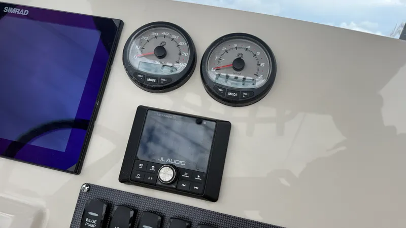 Slide: The Image of Boston Whaler 250 Dauntless 2026 - 34