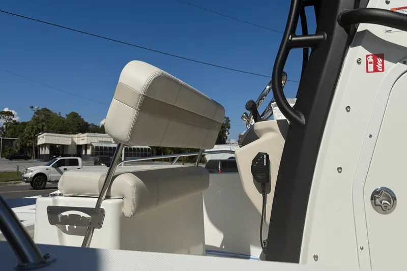 Slide: The Image of Boston Whaler 250 Dauntless 2026 - 8
