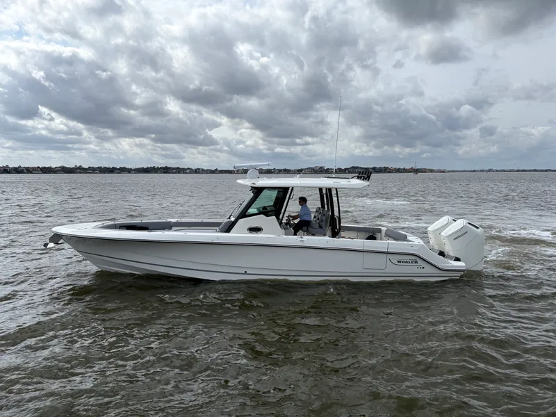 The Image of Boston Whaler 360 Outrage 2026 - 0