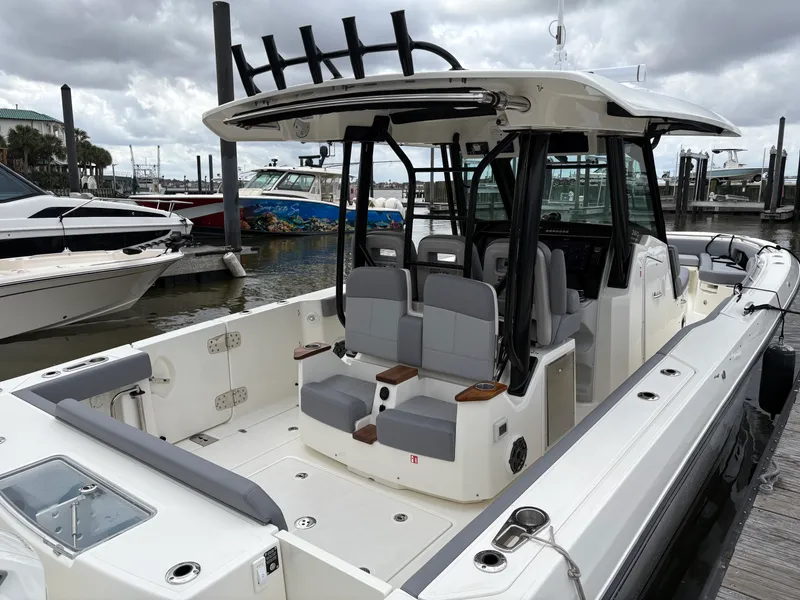 Slide: The Image of Boston Whaler 360 Outrage 2026 - 10
