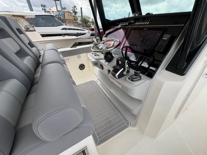 Slide: The Image of Boston Whaler 360 Outrage 2026 - 12