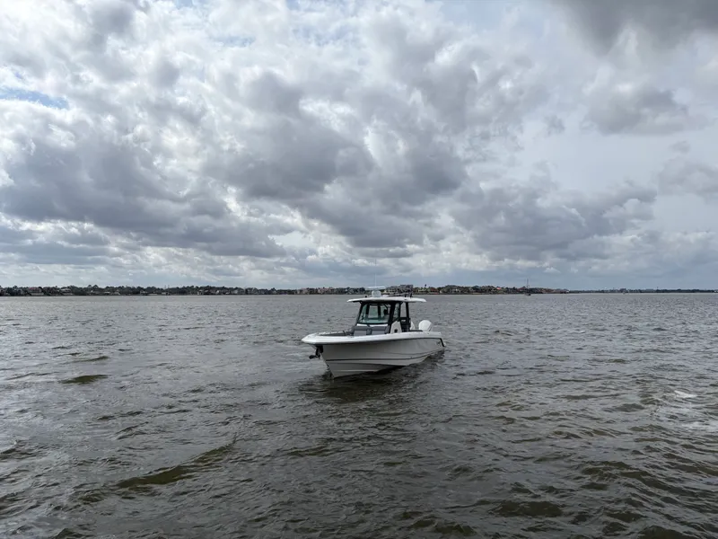 Slide: The Image of Boston Whaler 360 Outrage 2026 - 6