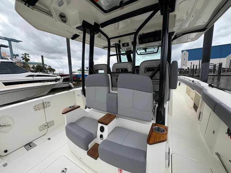 Slide: The Image of Boston Whaler 360 Outrage 2026 - 9