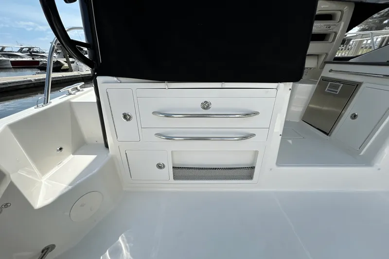 Slide: The Image of Boston Whaler 325 Conquest 2025 - 17