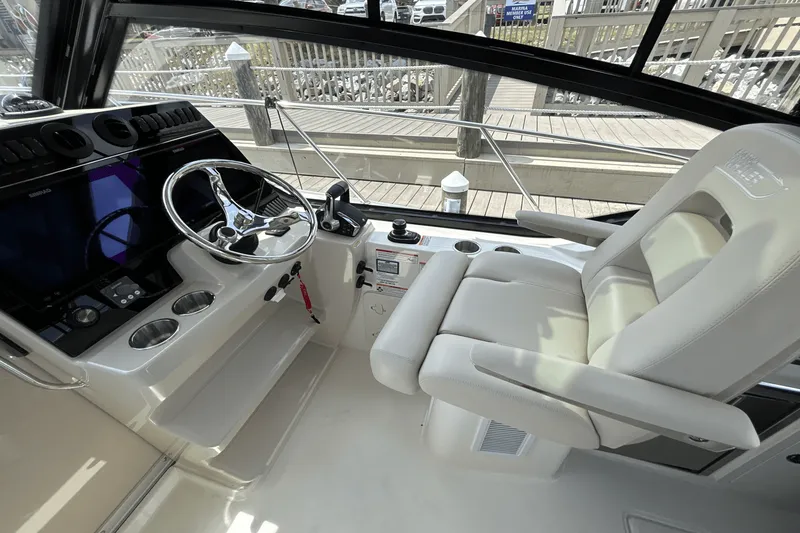 Slide: The Image of Boston Whaler 325 Conquest 2025 - 30