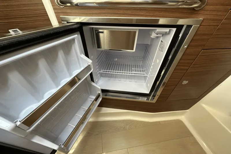 Slide: The Image of Boston Whaler 325 Conquest 2025 - 40