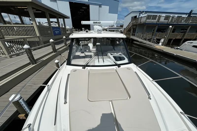Slide: The Image of Boston Whaler 325 Conquest 2025 - 43
