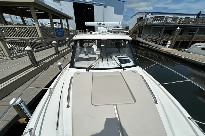 Slide: The Image of Boston Whaler 325 Conquest 2025 - 46