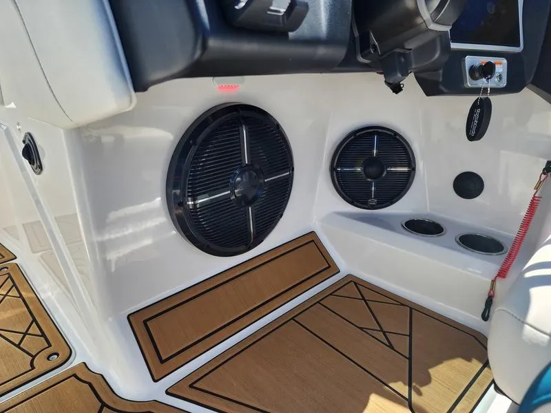 Slide: The Image of Tige Boats Z1 2022 - 32