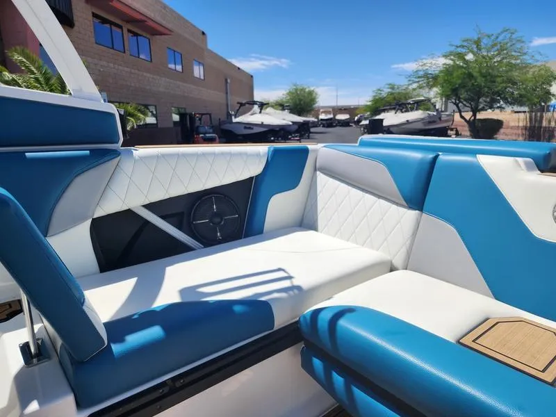 Slide: The Image of Tige Boats Z1 2022 - 37