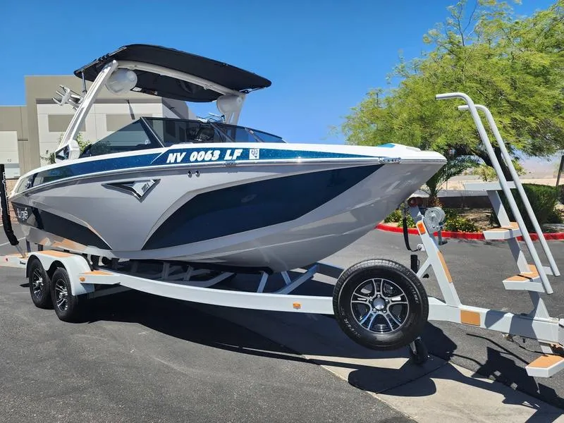 Slide: The Image of Tige Boats Z1 2022 - 1
