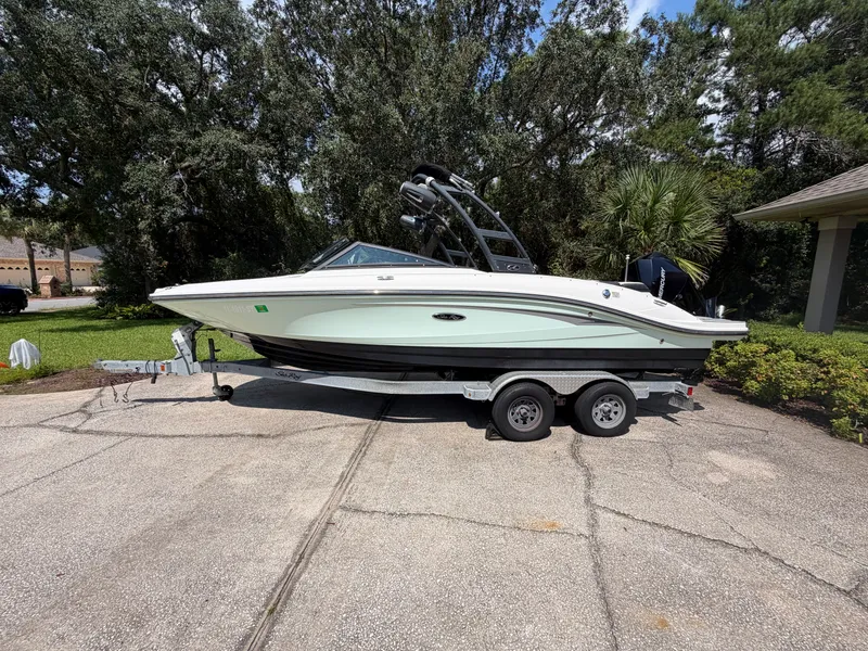 Slide: The Image of Sea Ray 210 SPX OB 2021 - 5