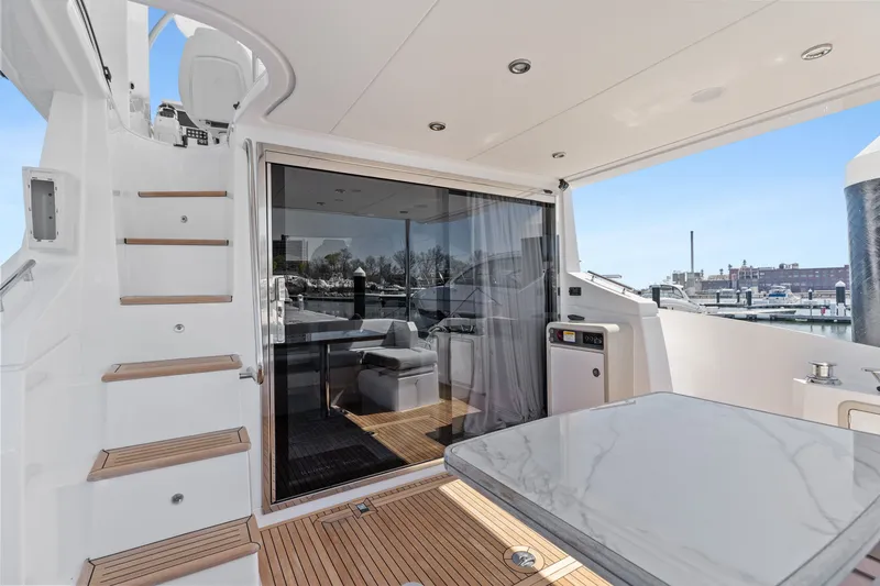 Slide: The Image of Azimut 50 FLYBRIDGE 2022 - 12
