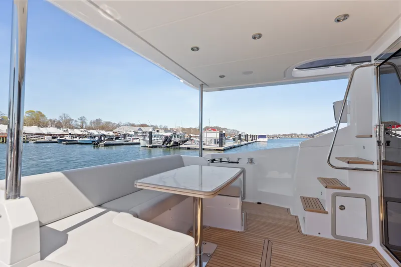 Slide: The Image of Azimut 50 FLYBRIDGE 2022 - 10
