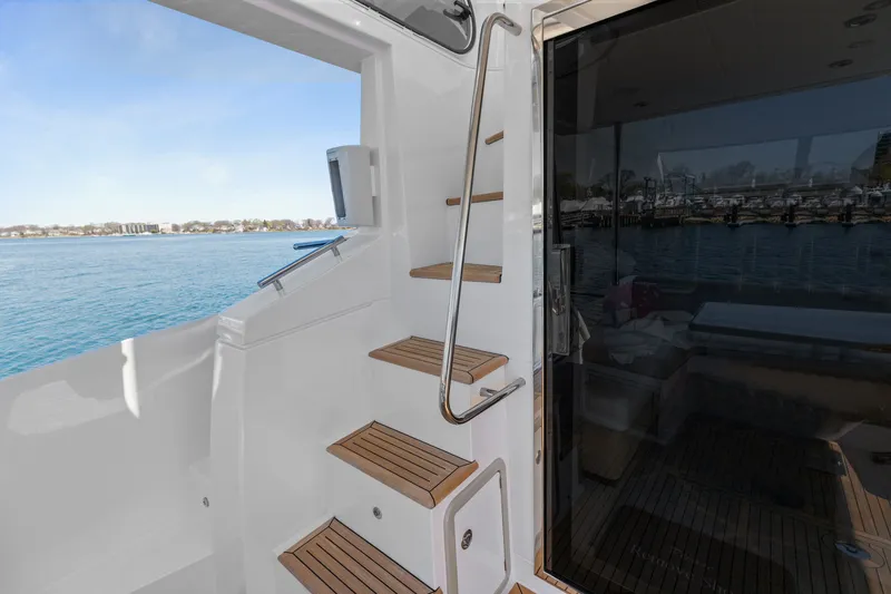 Slide: The Image of Azimut 50 FLYBRIDGE 2022 - 19