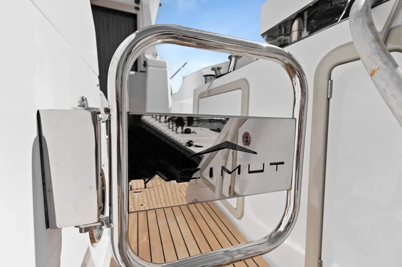 Slide: The Image of Azimut 50 FLYBRIDGE 2022 - 9