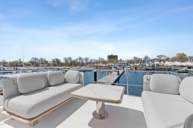 Slide: The Image of Azimut 50 FLYBRIDGE 2022 - 20