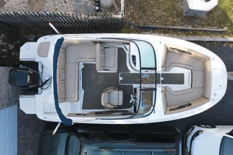 Slide: The Image of Sea Ray 240 SUNDECK OUTBOARD 2016 - 10