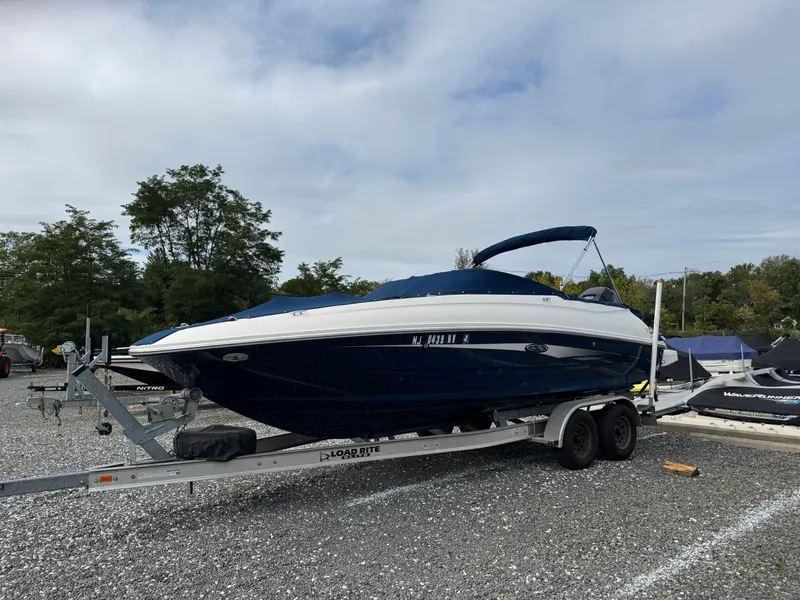 Slide: The Image of Sea Ray 240 SUNDECK OUTBOARD 2016 - 11
