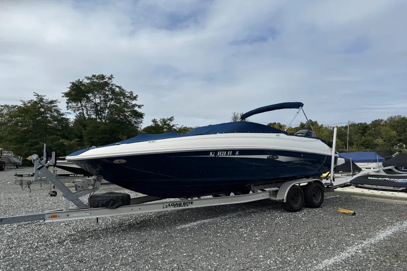 Slide: The Image of Sea Ray 240 SUNDECK OUTBOARD 2016 - 3
