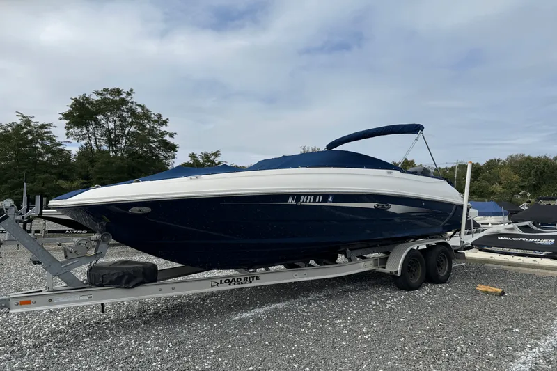 Slide: The Image of Sea Ray 240 SUNDECK OUTBOARD 2016 - 4