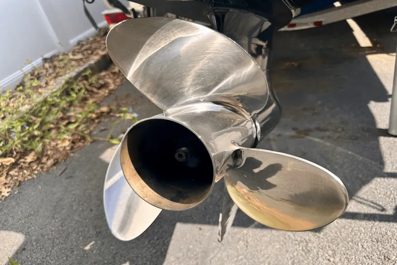 Slide: The Image of Sea Ray 240 SUNDECK OUTBOARD 2016 - 9