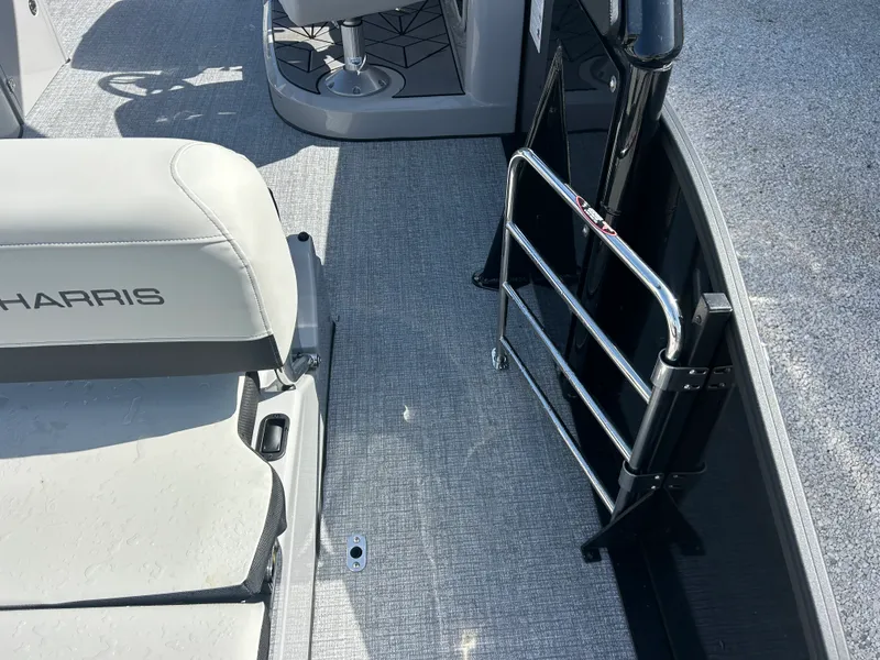 Slide: The Image of Harris Grand Mariner 250 2027 - 15