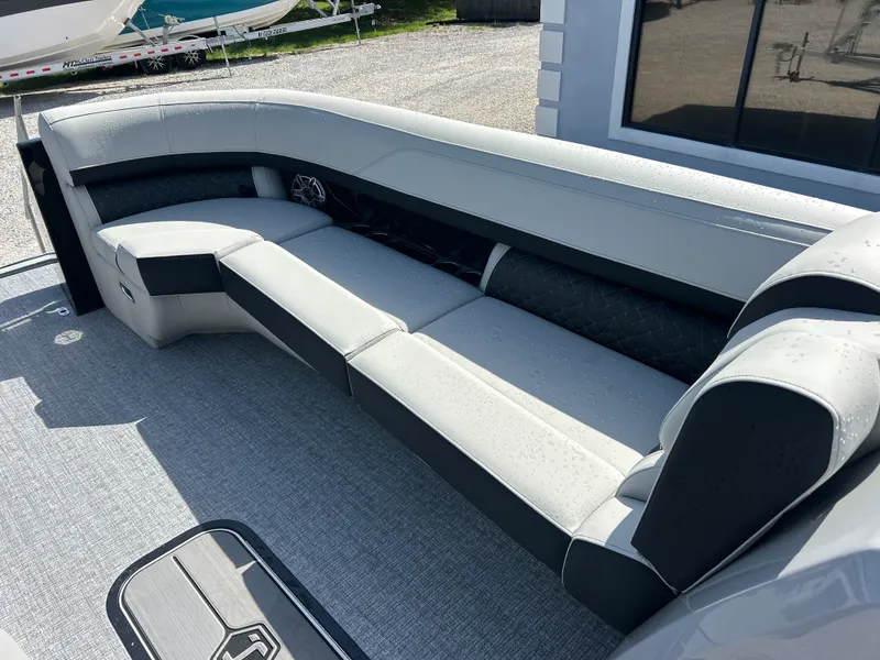Slide: The Image of Harris Grand Mariner 250 2027 - 21