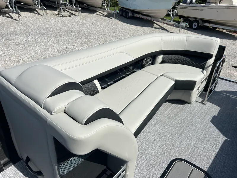 Slide: The Image of Harris Grand Mariner 250 2027 - 22