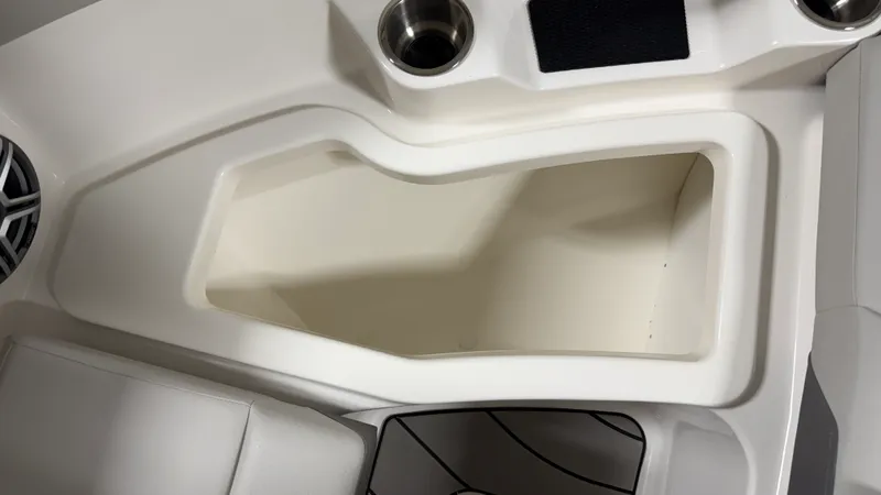 Slide: The Image of Sea Ray SDX 230 Surf 2026 - 86