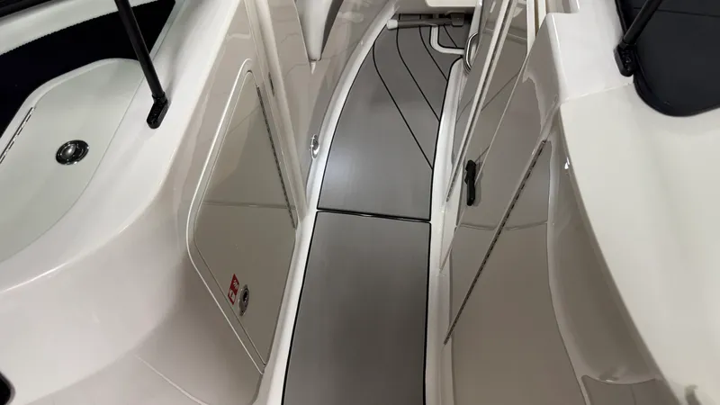 Slide: The Image of Sea Ray SDX 230 Surf 2026 - 75